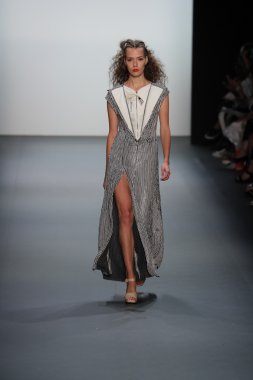  New York Moda Haftası sırasında Son Jung Wan Pist