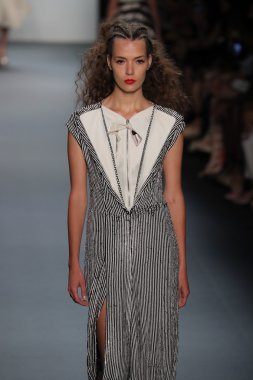  New York Moda Haftası sırasında Son Jung Wan Pist