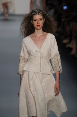  New York Moda Haftası sırasında Son Jung Wan Pist