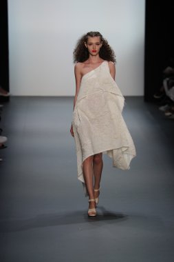  New York Moda Haftası sırasında Son Jung Wan Pist