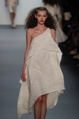  New York Moda Haftası sırasında Son Jung Wan Pist