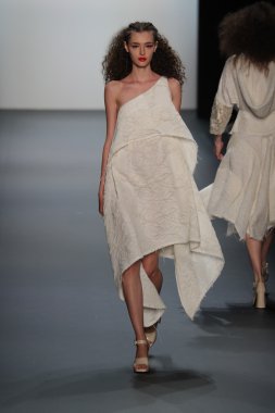  New York Moda Haftası sırasında Son Jung Wan Pist