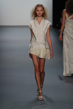  New York Moda Haftası sırasında Son Jung Wan Pist