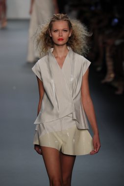  New York Moda Haftası sırasında Son Jung Wan Pist