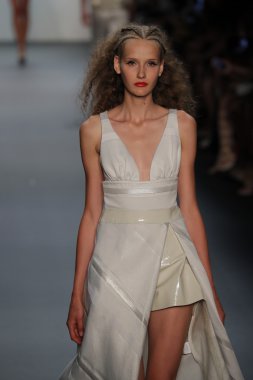  New York Moda Haftası sırasında Son Jung Wan Pist