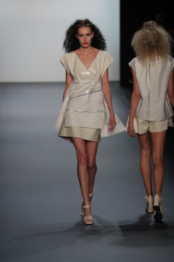  New York Moda Haftası sırasında Son Jung Wan Pist