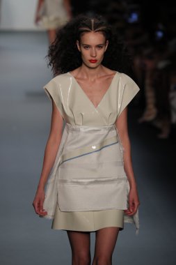  New York Moda Haftası sırasında Son Jung Wan Pist