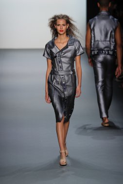  New York Moda Haftası sırasında Son Jung Wan Pist