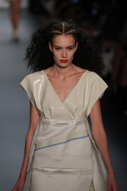  New York Moda Haftası sırasında Son Jung Wan Pist