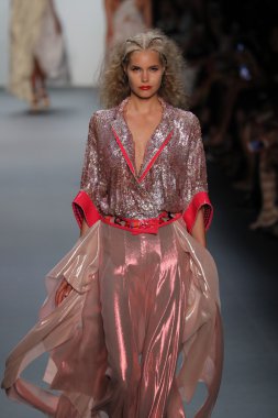  New York Moda Haftası sırasında Son Jung Wan Pist