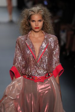  New York Moda Haftası sırasında Son Jung Wan Pist