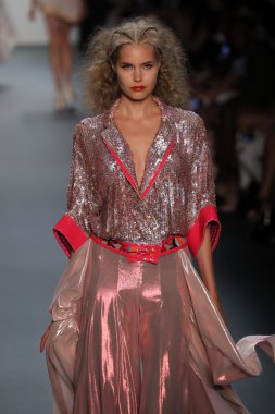  New York Moda Haftası sırasında Son Jung Wan Pist