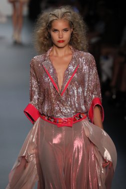  New York Moda Haftası sırasında Son Jung Wan Pist