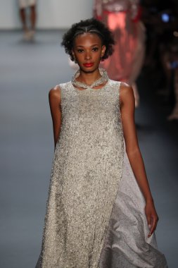  New York Moda Haftası sırasında Son Jung Wan Pist