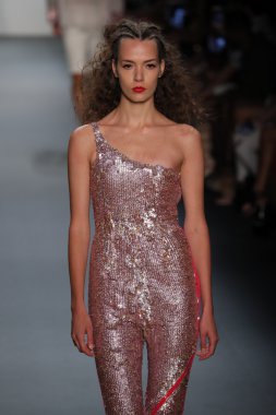  New York Moda Haftası sırasında Son Jung Wan Pist