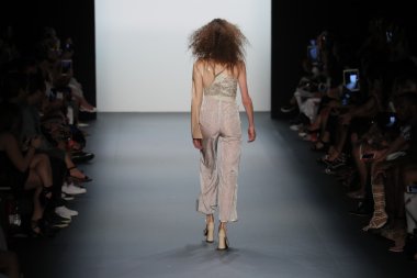  New York Moda Haftası sırasında Son Jung Wan Pist