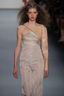  New York Moda Haftası sırasında Son Jung Wan Pist