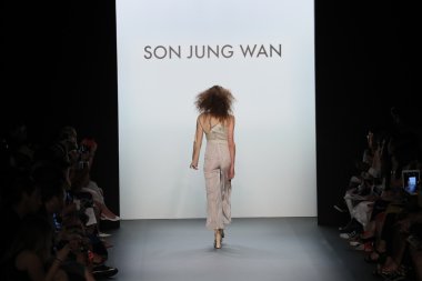  New York Moda Haftası sırasında Son Jung Wan Pist