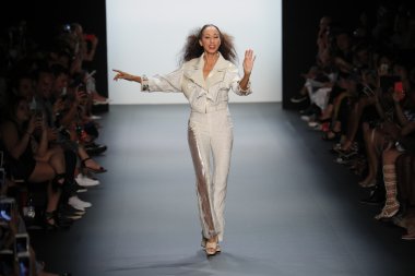 Pat Cleveland Son Jung Wan Pisti'nde podyumda yürüyor.