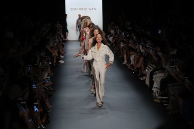 New York Moda Haftası sırasında Son Jung Wan Pist