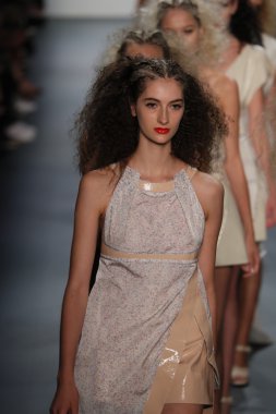 New York Moda Haftası sırasında Son Jung Wan Pist