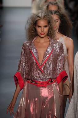 New York Moda Haftası sırasında Son Jung Wan Pist