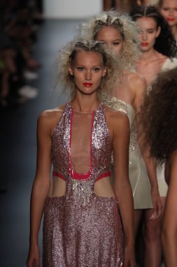 New York Moda Haftası sırasında Son Jung Wan Pist