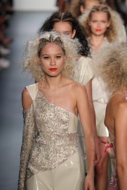 New York Moda Haftası sırasında Son Jung Wan Pist