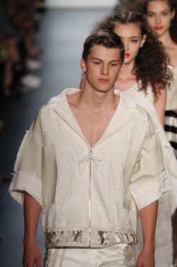 New York Moda Haftası sırasında Son Jung Wan Pist