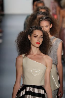 New York Moda Haftası sırasında Son Jung Wan Pist