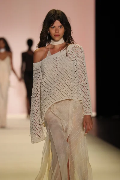 Jonathan Simkhai desfile de moda — Foto de Stock