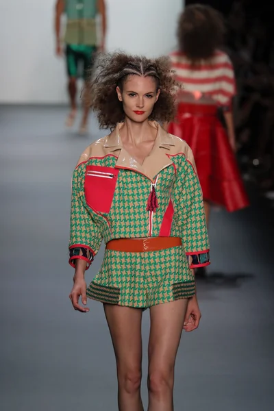  New York Moda Haftası sırasında Son Jung Wan Pist