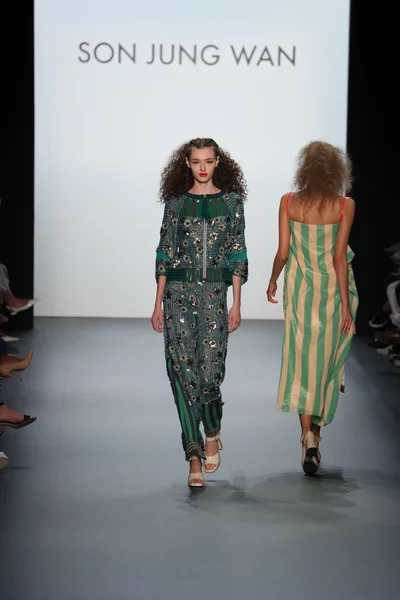 Syn Jung WAN Runway během týdne módy v New Yorku — Stock fotografie