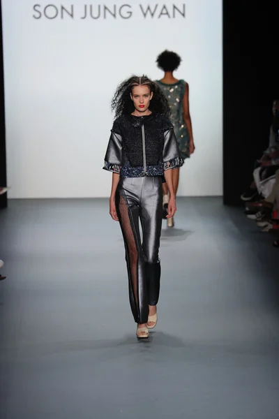 Syn Jung WAN Runway během týdne módy v New Yorku — Stock fotografie