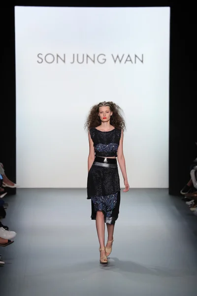 Søn Jung Wan Runway under New York Fashion Week - Stock-foto