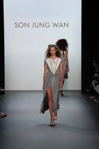 New York Moda Haftası sırasında Son Jung Wan Pist — Stok fotoğraf