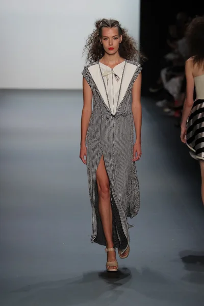 Syn Jung WAN Runway během týdne módy v New Yorku — Stock fotografie