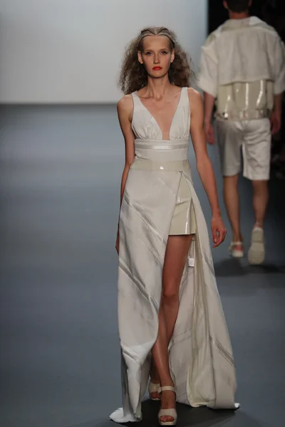 Son Jung WAN Runway podczas nowojorskiego Fashion Week — Zdjęcie stockowe