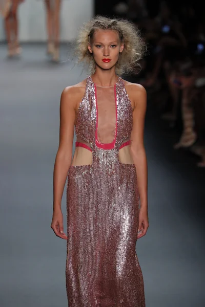  New York Moda Haftası sırasında Son Jung Wan Pist