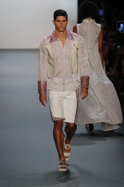 Son Jung WAN Runway tijdens New York Fashion week — Stockfoto