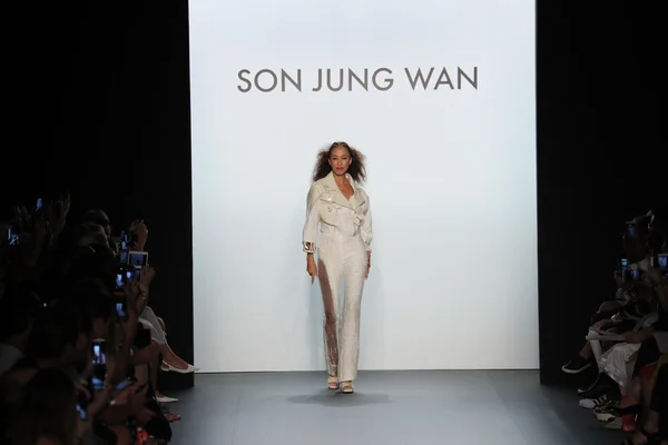 Pat Cleveland walks the runway at the Son Jung Wan Runway — Stock Photo, Image