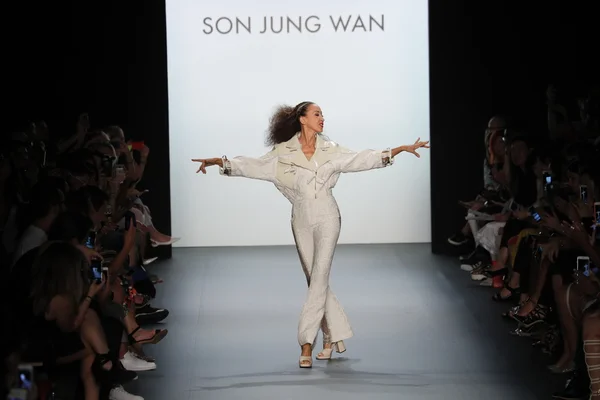 Pat Cleveland walks the runway at the Son Jung Wan Runway — Stock Photo, Image