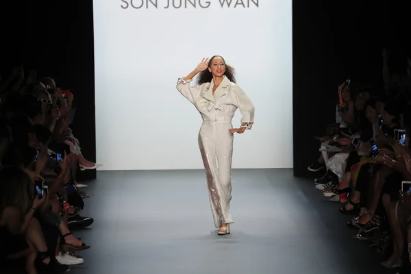 Pat Cleveland walks the runway at the Son Jung Wan Runway — Stock Photo, Image