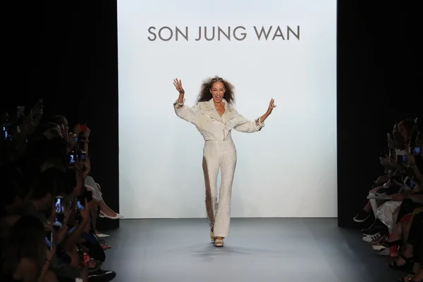 Pat Cleveland walks the runway at the Son Jung Wan Runway — Stock Photo, Image