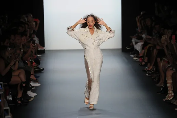 Pat Cleveland walks the runway at the Son Jung Wan Runway — Stock Photo, Image