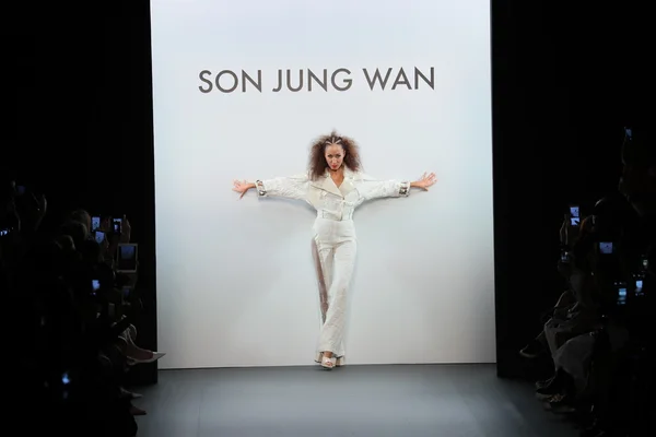 Pat Cleveland walks the runway at the Son Jung Wan Runway — Stock Photo, Image