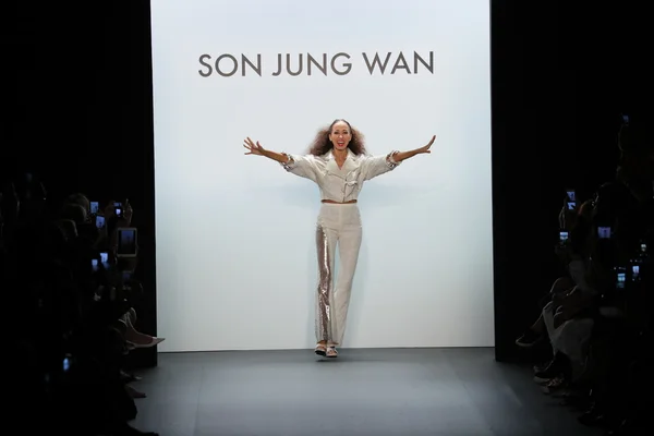 Пэт Кливленд ходит по подиуму на подиуме Сон Чжон Ван — стоковое фото
