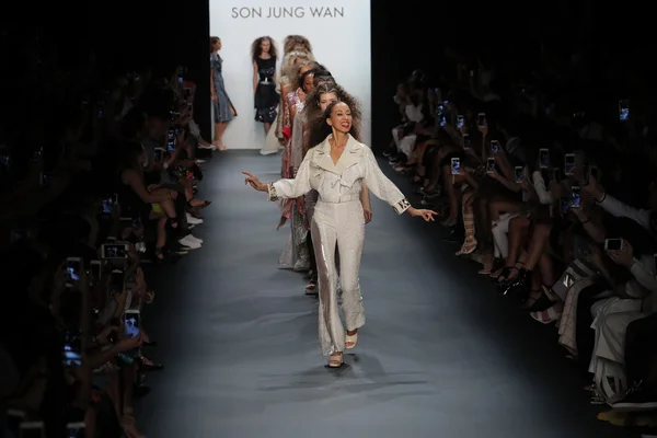 Pasarela Son Jung Wan durante la Semana de la Moda de Nueva York — Foto de Stock