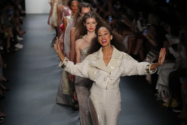 Son Jung Wan Runway during New York Fashion Week — Stock Photo, Image