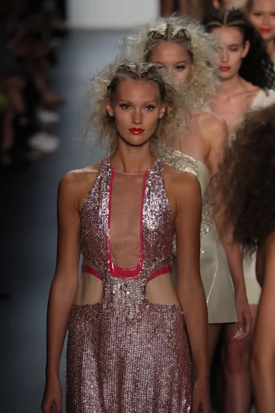 New York Moda Haftası sırasında Son Jung Wan Pist